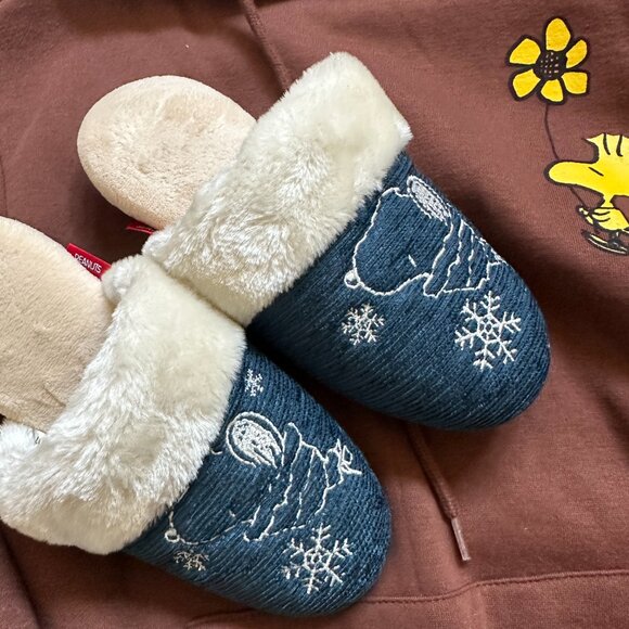 Peanuts Snoopy Furry Slipper size M/L US size 7/9 - Picture 2 of 5